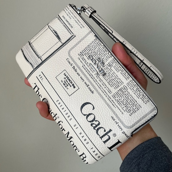Coach Large Corner Zip Wristlet With Newspaper Print🎈🎈